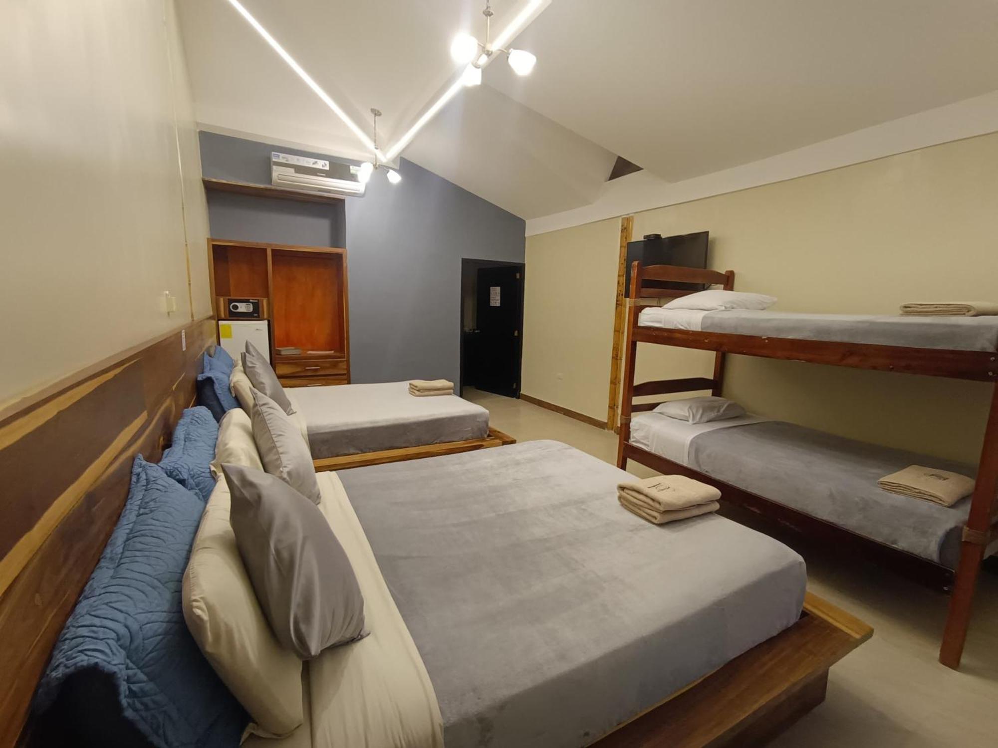 Hotel Berlin International Пуэрто-Лопес Экстерьер фото